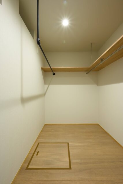 1階ファミリークローゼット。現在はここに設置したエアコンで冷気を生成し、パイプを通して1階全体へ送っている。