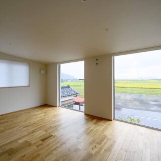 2階LDKは、奥さまが整理整頓や掃除がお好きだという理由から、自由度の高い極力シンプルな空間とした。画像左の窓にはハニカムスクリーンを設置。空気の断熱層ができて暖かい。