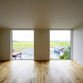 2階LDK。床から天井までの大胆な開口だからこそ、田んぼが広がる絶景が映える。これも2階にLDKを上げたからこそ実現したこと。