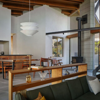 リビングからキッチン方向を見る。中央の窓の裏は子ども部屋。視線が交わることは少ないが様子はわかる、適度な距離感を実現。窓の前に設けられた暖炉テラスは、北側のデッキにと接しており外部の空気感も楽しみながら、落ち着いた時間を過ごせる