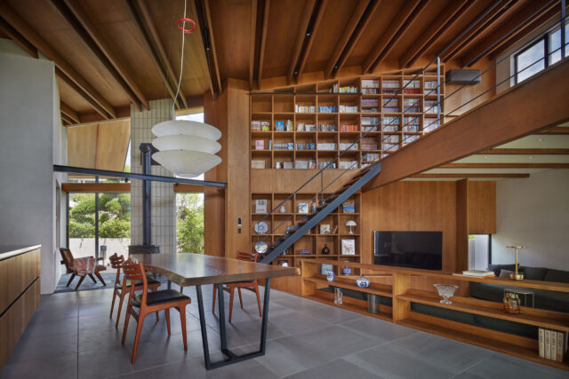 LDK。リビングとロフトが繋がる壁面を活用し本棚を造作。これからも増えるだろう蔵書にゆとりをもって対応できたうえ、家族皆が気軽にいつでも本を手に取り、気の向くまま場所を見つけて読書ができるようになった