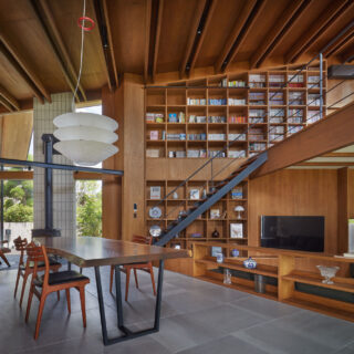 LDK。リビングとロフトが繋がる壁面を活用し本棚を造作。これからも増えるだろう蔵書にゆとりをもって対応できたうえ、家族皆が気軽にいつでも本を手に取り、気の向くまま場所を見つけて読書ができるようになった