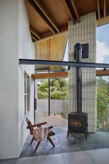 暖炉テラス。LDKと一続きながら、床に石を用いるなどして外部的な居心地も演出した
