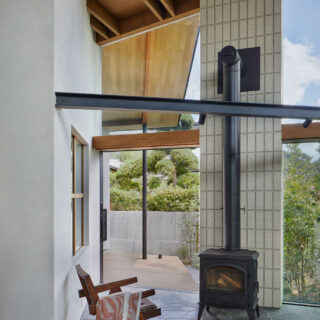 暖炉テラス。LDKと一続きながら、床に石を用いるなどして外部的な居心地も演出した