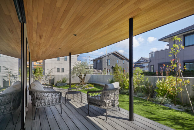 南側デッキと庭。要望からデッキは広めに計画、軒も深く出した。おかげで現在も存分に活用され、庭とを繋ぐ大事なバッファとなっている。要望から庭はお施主さまが旅行先のアメリカで見た庭を思い描き、さまざまな樹種を取り入れ野趣に富む雰囲気で計画した