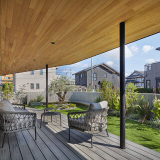 南側デッキと庭。要望からデッキは広めに計画、軒も深く出した。おかげで現在も存分に活用され、庭とを繋ぐ大事なバッファとなっている。要望から庭はお施主さまが旅行先のアメリカで見た庭を思い描き、さまざまな樹種を取り入れ野趣に富む雰囲気で計画した