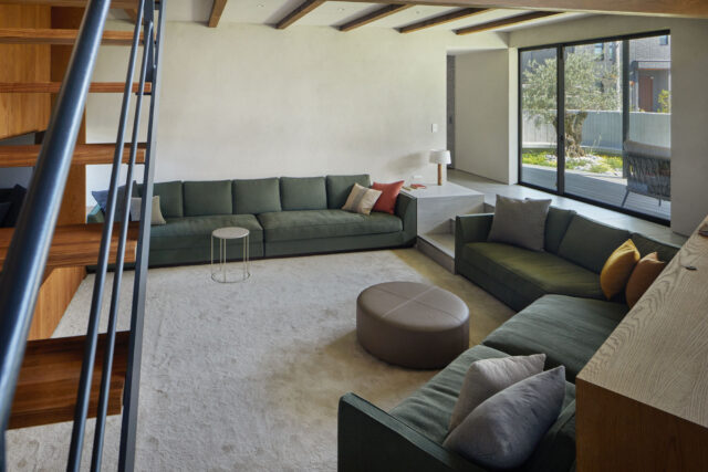 リビング。家づくりの途中から、インテリアも重要視され始めたというお施主さま。リビングのソファは形状に合わせて造作し、生地も西岡さんと一緒にイタリアのものを選定した。「夜、結局はこの場所に集まり皆でソファに寝転がっていることも多いんです」とお施主さま