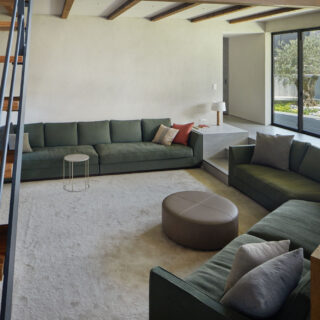 リビング。家づくりの途中から、インテリアも重要視され始めたというお施主さま。リビングのソファは形状に合わせて造作し、生地も西岡さんと一緒にイタリアのものを選定した。「夜、結局はこの場所に集まり皆でソファに寝転がっていることも多いんです」とお施主さま