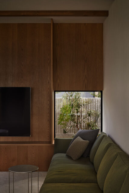 リビングはロフトの下に配置。落ち着きある明るさと天井の低さから、深い寛ぎが得られる