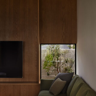 リビングはロフトの下に配置。落ち着きある明るさと天井の低さから、深い寛ぎが得られる