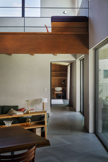 ダイニングから通路奥のラウンジを見る。大空間の「さらに向こう」を意図的に計画し奥行き感をプラスした