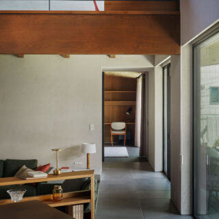 ダイニングから通路奥のラウンジを見る。大空間の「さらに向こう」を意図的に計画し奥行き感をプラスした