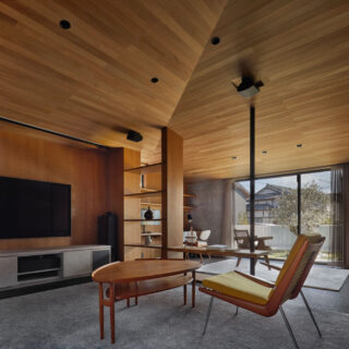 シアタールームからラウンジまでを見通す。東南側の先端に配置し、程よい天井高に加え、床にはカーペットも取り入れLDKとはまた趣の異なる上質な空間をつくりあげた。ラウンジはより集中したいとき、ご主人が仕事場として選ばれることも