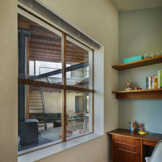 子ども室。LDKの様子が伺え安心できる。画像右の壁面、くすんだミントグリーンはお子さまが選ばれた