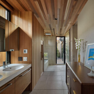 手前から洗面、サウナ、浴室、北のデッキ。水風呂のシステムも完備しサウナを楽しむ環境は完ぺき