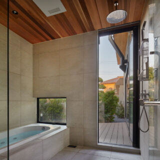 浴室。高級感ある設えのうえ、そのまま北のデッキに出て涼むこともできてまるでリゾートのよう。暖房乾燥機を配備し、使用後に稼働させることでカビなどを防ぐ。風も抜けるためメンテナンスの手間が劇的に省かれた