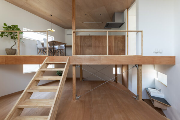 19坪の変形敷地を「螺旋状のスキップフロア」で解いた ２階建て30坪を実現した建築家の知恵と工夫