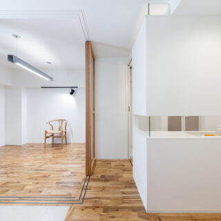 写真左がアトリエ、写真右がパウダールーム。2面にかけてガラス戸で仕切ったアトリエは戸を開放すると玄関土間とひと続きになり、仕事の来客をゆったりと迎えられる