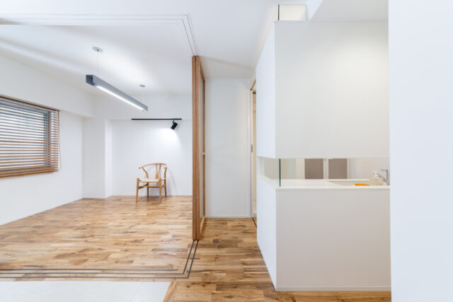 写真左がアトリエ、写真右がパウダールーム。2面にかけてガラス戸で仕切ったアトリエは戸を開放すると玄関土間とひと続きになり、仕事の来客をゆったりと迎えられる