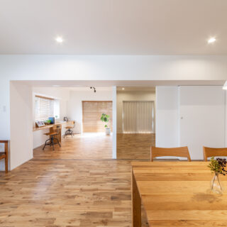 LDKから書斎（写真左奥）、寝室（写真右奥）を見る。寝室の壁は厚みを持たせて施工。引き戸も極限まで隙間ができないように設計したものを特注し、遮音性を高めている。夫婦のどちらかが仕事をしてどちらかが寝るときも、音が気にならずノーストレス