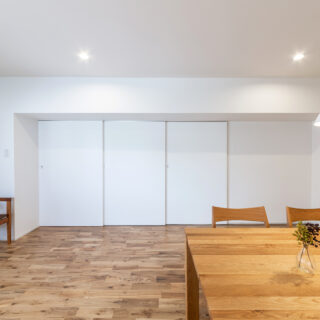 LDKと書斎、寝室の引き戸を閉め切れば、各空間はしっかりと独立したスペースになる。空間を仕切る建具は内装と同じ白なので壁の一部のように馴染み、閉めたときの空間もすっきり