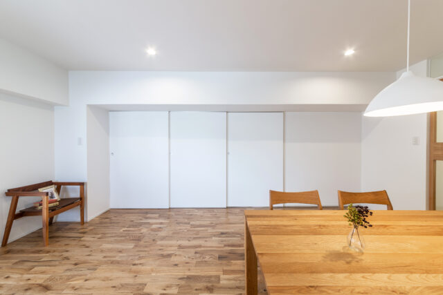 LDKと書斎、寝室の引き戸を閉め切れば、各空間はしっかりと独立したスペースになる。空間を仕切る建具は内装と同じ白なので壁の一部のように馴染み、閉めたときの空間もすっきり