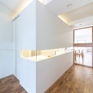 パウダールームの引き戸を閉めたところ。上下にガラスを入れた浮遊感のある壁が、光を柔らかく通す