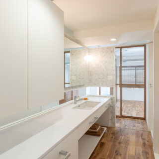 引き戸を引き切るとパウダールームは一気にオープンな空間に。隣のアトリエとの一体感も高まる