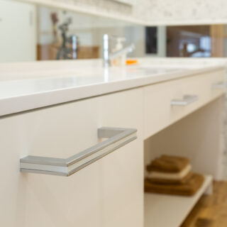 パウダールームは来客の使用を見据えてホテルライクに仕立てつつ、生活の場としての利便性にも配慮して収納スペースはたっぷり取った。デザイン性と実用性を両立させた快適な水まわり