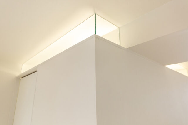 パウダールームの囲い壁は出ていた梁の高さに合わせ、天井付近にスリットを入れている。佐藤さんはこの先にもう1つ、ダミーで同じ梁状の出っ張りをつくり、2本の角材がパウダールームを貫通しているかのようにデザイン。不自然になりやすい梁を意匠に取り込む手腕はさすが