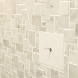 パウダールームの照明スイッチは佐藤さんセレクトの輸入品。素敵な小物を提案してもらえるのもうれしい