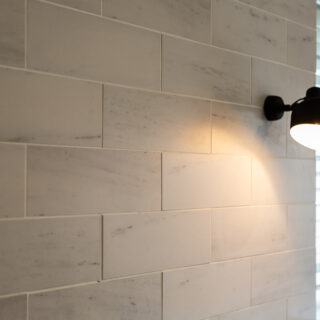 キッチンの壁にはブラケットライトが。骨太な設計スキルを持ちながら、こんなかわいいワンポイントを入れてくれるのも佐藤さんの設計の魅力