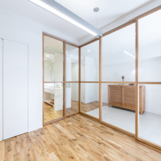 アトリエは2面にかけてガラス戸を入れてあり、とても開放的。写真左のガラス戸の先はパウダールーム。パウダールームは引き戸を開けるとオープンになる造りで、壁にも水平スリットが入っているので光が通りやすい。おかげで、LDKに差し込む自然光がアトリエまで入ってくる