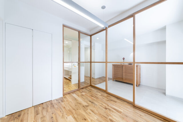 アトリエは2面にかけてガラス戸を入れてあり、とても開放的。写真左のガラス戸の先はパウダールーム。パウダールームは引き戸を開けるとオープンになる造りで、壁にも水平スリットが入っているので光が通りやすい。おかげで、LDKに差し込む自然光がアトリエまで入ってくる