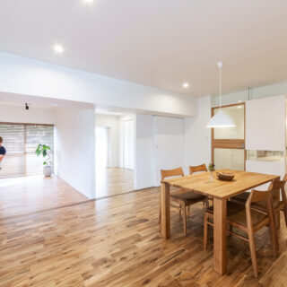 LDKからの眺め。建具を開け放すと、LDK、書斎（写真左奥）、寝室（写真中央奥）、パウダールーム（写真右奥）など、邸内全体が大きなワンルームのようになる。どこにいても視界が広く、面積以上にのびやかな居心地を味わえる