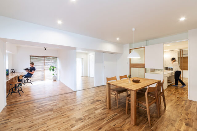 LDKからの眺め。建具を開け放すと、LDK、書斎（写真左奥）、寝室（写真中央奥）、パウダールーム（写真右奥）など、邸内全体が大きなワンルームのようになる。どこにいても視界が広く、面積以上にのびやかな居心地を味わえる