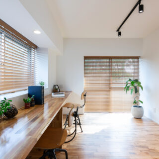 2つのワークスペースのうちの1つである書斎。壁の下地の位置を調整して窓台の枠を目立たなくするなどのテクニックで、フラットな平面を実現。カーテンボックスも壁の内側にしまい込んであり、一見すると壁をくり抜いただけのよう。無駄のないすっきりとした仕上がりが美しい