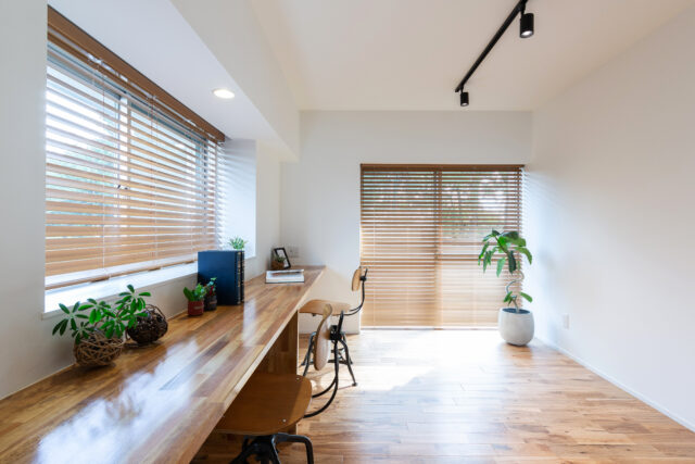 2つのワークスペースのうちの1つである書斎。壁の下地の位置を調整して窓台の枠を目立たなくするなどのテクニックで、フラットな平面を実現。カーテンボックスも壁の内側にしまい込んであり、一見すると壁をくり抜いただけのよう。無駄のないすっきりとした仕上がりが美しい