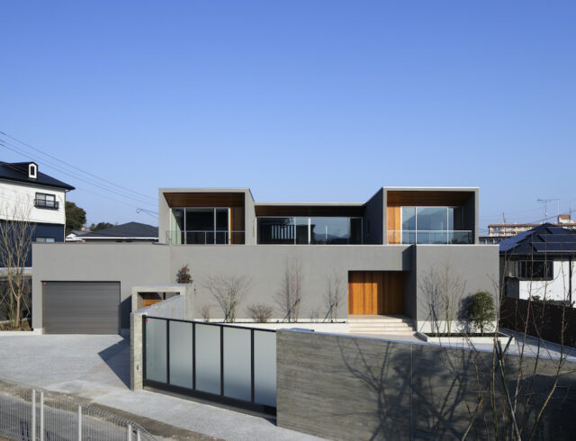 グレーの塗り壁が凛とした表情を見せるY style。大きさの異なる箱を積み重ねたようなモダンなフォルムは、高さ2メートルのコンクリート塀に守られ、外の世界とは一線を画す静謐さだ。