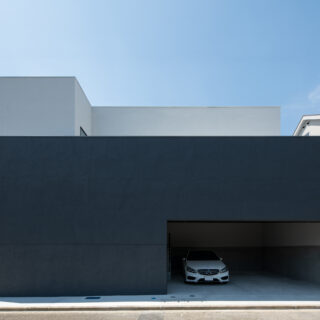 大きな車でも余裕で止めることができ、出入りが楽な駐車場。間口が広いだけでなく、高さもあるので車種を選ばない