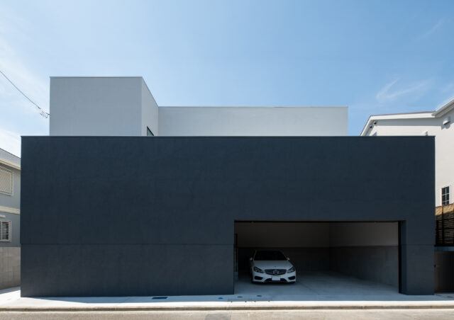 大きな車でも余裕で止めることができ、出入りが楽な駐車場。間口が広いだけでなく、高さもあるので車種を選ばない