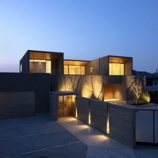 夕景のY style。照明計画も大場さんが綿密に設計。塀の間にもライトを仕込むなど、陰影が美しい幻想的な雰囲気に。