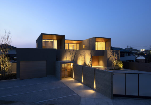 夕景のY style。照明計画も大場さんが綿密に設計。塀の間にもライトを仕込むなど、陰影が美しい幻想的な雰囲気に。