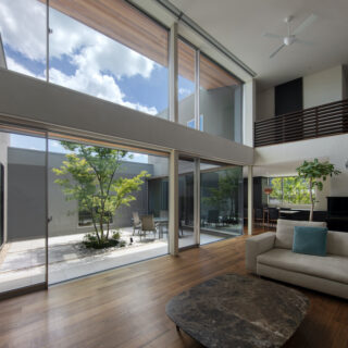 二層分の吹き抜けに設置された大窓からは、惜しみない光が降り注ぐ。外からの視線を気にすることのない、カーテンいらずな、抜群の開放感と視線の抜け。