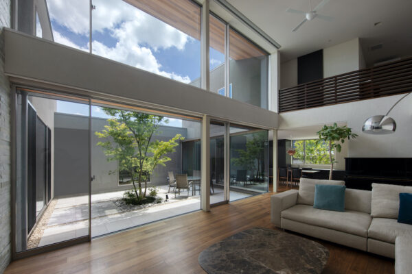 中にこんなにも豊かな空間があったなんて！ 外観からは想像もつかない開放感の洗練邸宅（アトリエスクエア）