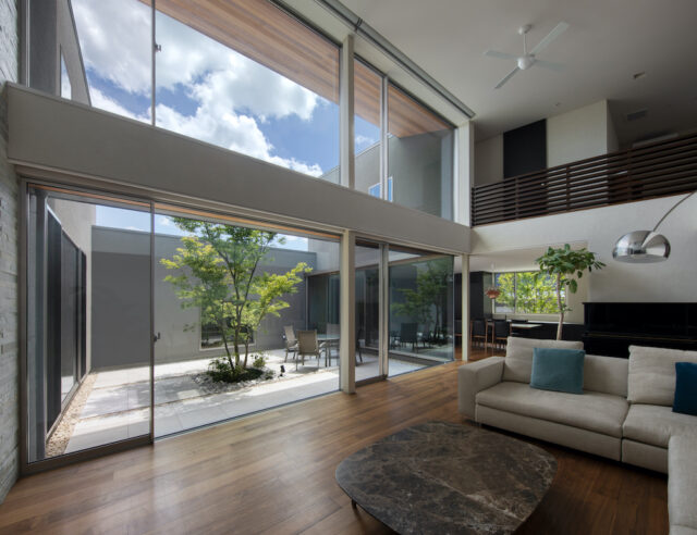 二層分の吹き抜けに設置された大窓からは、惜しみない光が降り注ぐ。外からの視線を気にすることのない、カーテンいらずな、抜群の開放感と視線の抜け。