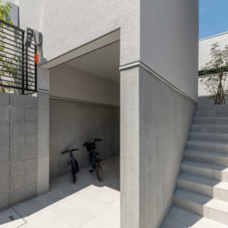 壁の裏に配置された、自転車の駐輪場。生活感を減らし、美観の維持にとても効果的な工夫だ