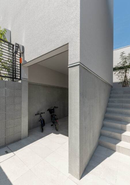 壁の裏に配置された、自転車の駐輪場。生活感を減らし、美観の維持にとても効果的な工夫だ