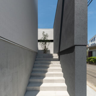 壁の裏にある階段。気持ちを切り替える空間でもある。1ｍの高低差をマイナスではなくプラスにした工夫だ