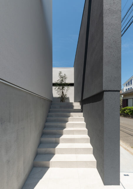 壁の裏にある階段。気持ちを切り替える空間でもある。1ｍの高低差をマイナスではなくプラスにした工夫だ